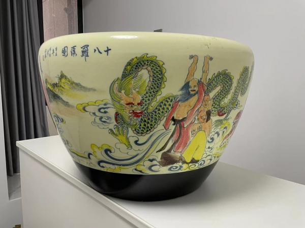 景德镇陶瓷手绘缸 21年景德镇买的 现在便宜出 都是55厘米口径的
18罗汉 青花双龙…