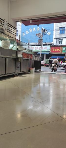 空店转让
本人因另有发展，现将北街凤凰菜市场对面两个门面黄金旺铺空店转让，面积80…