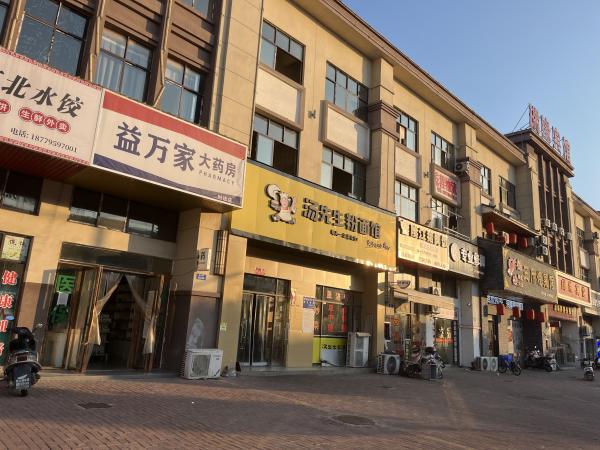 森泽二期临街店铺低价转让，给钱就转，设备齐全，一楼经营，二楼可住，三楼仓库，单层…