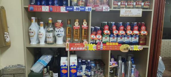 因个人原因！营业中饭店转让！连锦三路旁
大概一百二十平方左右！地段好！接手就可以…