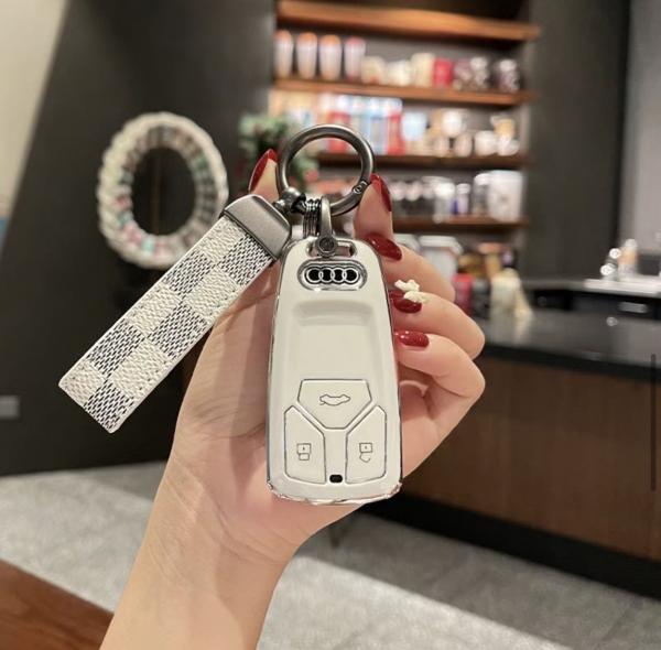 本人丢失一把奥迪带有白色钥匙壳的车钥匙,跪求捡到着归还,归还必有重谢。拜托了…
