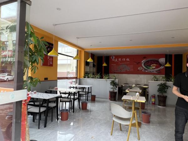 煲仔饭炒菜餐饮店铺转让,位置:中汽森泽城,租金一年1万5左右,具体跟房东聊,地段好…