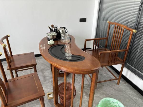 出售办公家具,九成新,有沙发,茶桌、电视、办公卡座,有需要的联系159****8804,价…