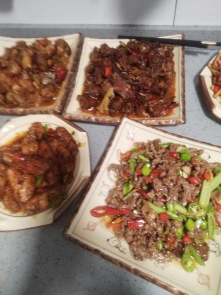做晚饭,烧得一手好菜经常做公司领导的餐,经常得到领导的…
