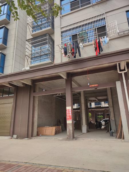 高安南街南莲路第一排临街店面出租，交通非常便利，环绕三小、老二中、吴山幼儿园，适…