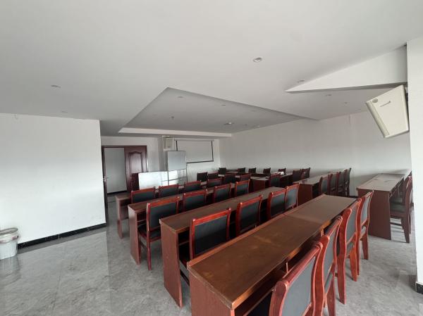 一楼店面招租,可做早餐,快餐,会议室出租,有意联系133****9416…